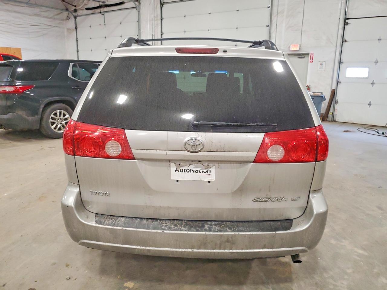 2010 Toyota Sienna Le 7-Passenger - Фото 6