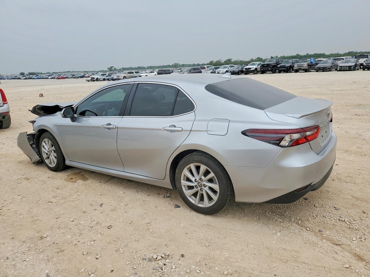 2023 Toyota Camry Le - Фото 2