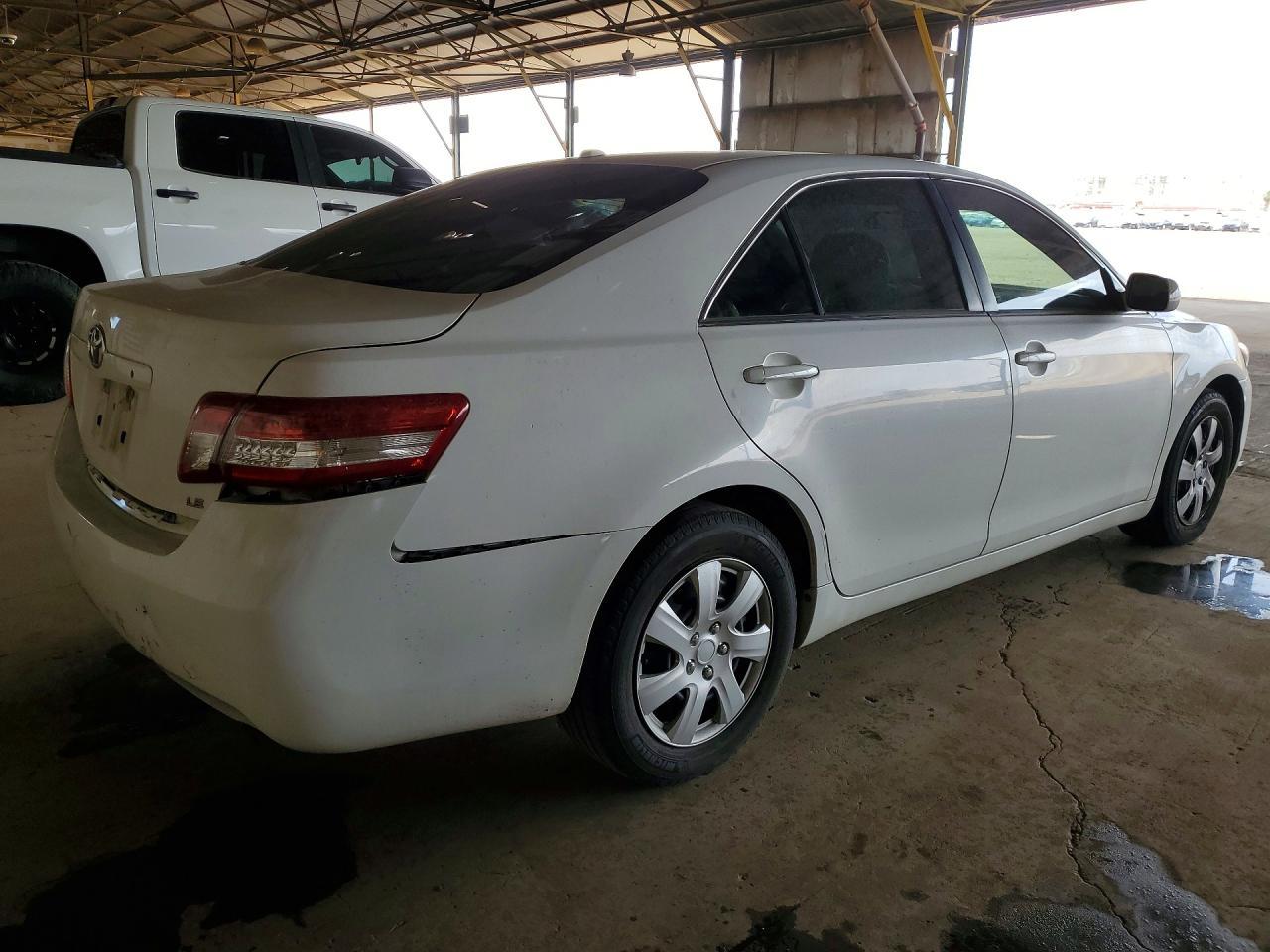 2011 Toyota Camry Le - Фото 3