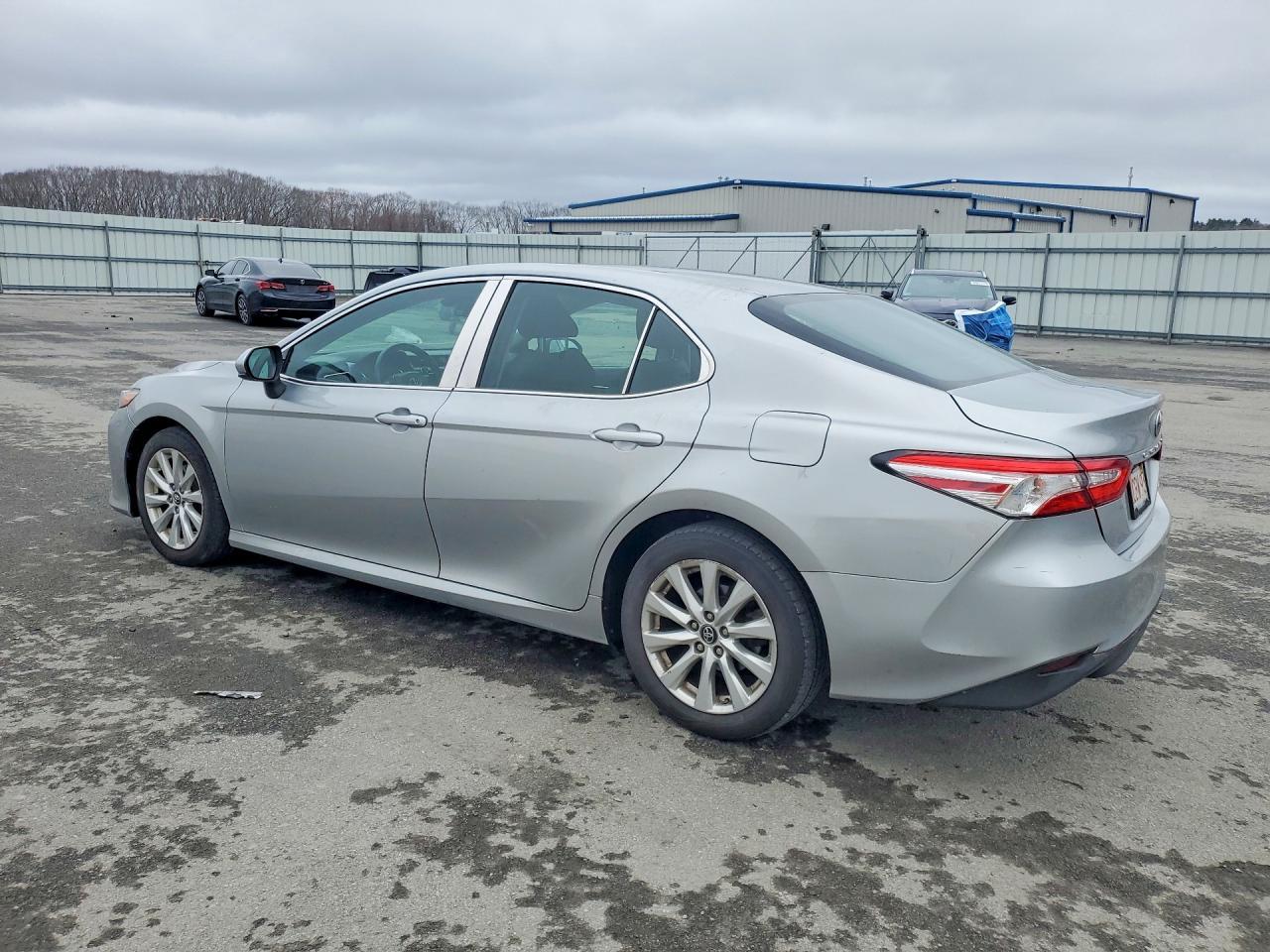 2018 Toyota Camry Le - Фото 2