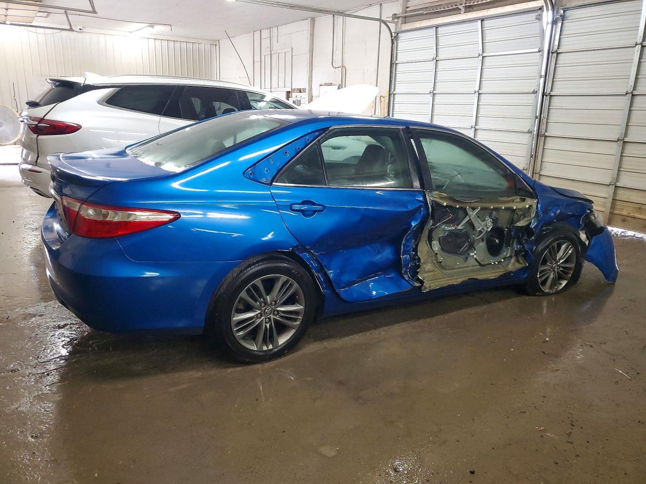2017 Toyota Camry Se - Фото 3