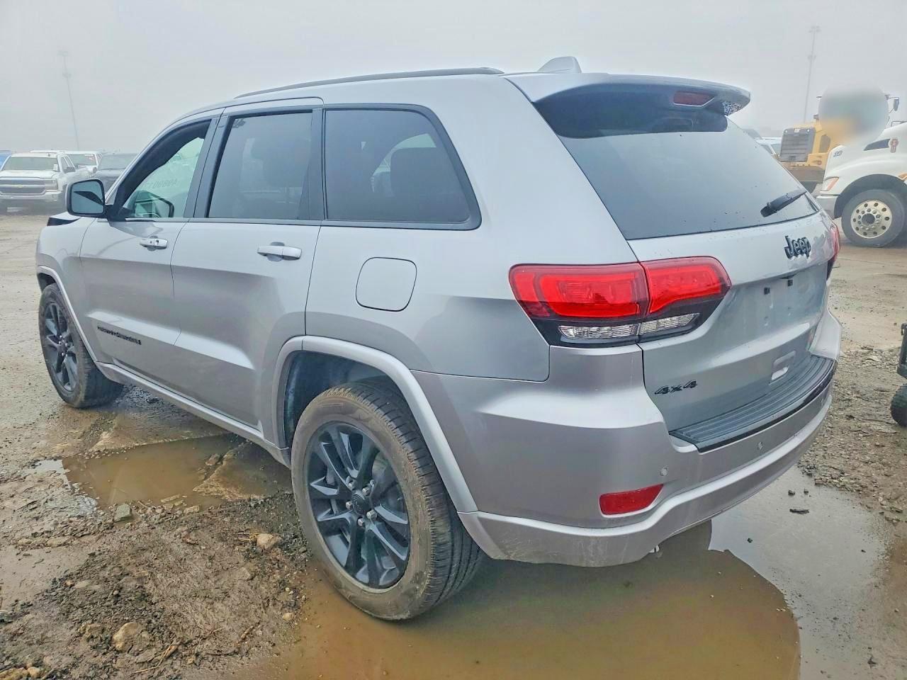 2018 Jeep Grand Cherokee Laredo - Image 2