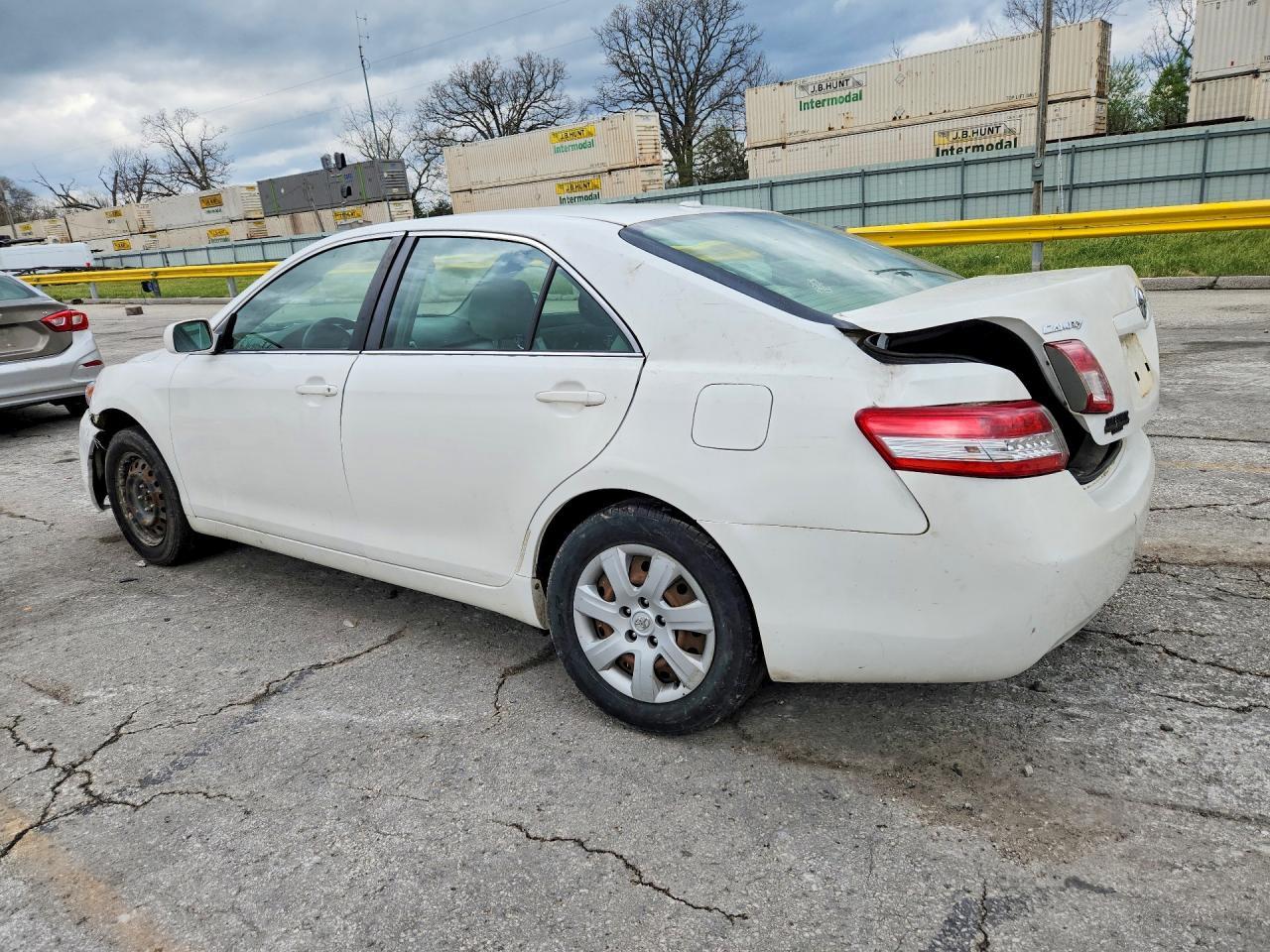 2011 Toyota Camry Base - Фото 2