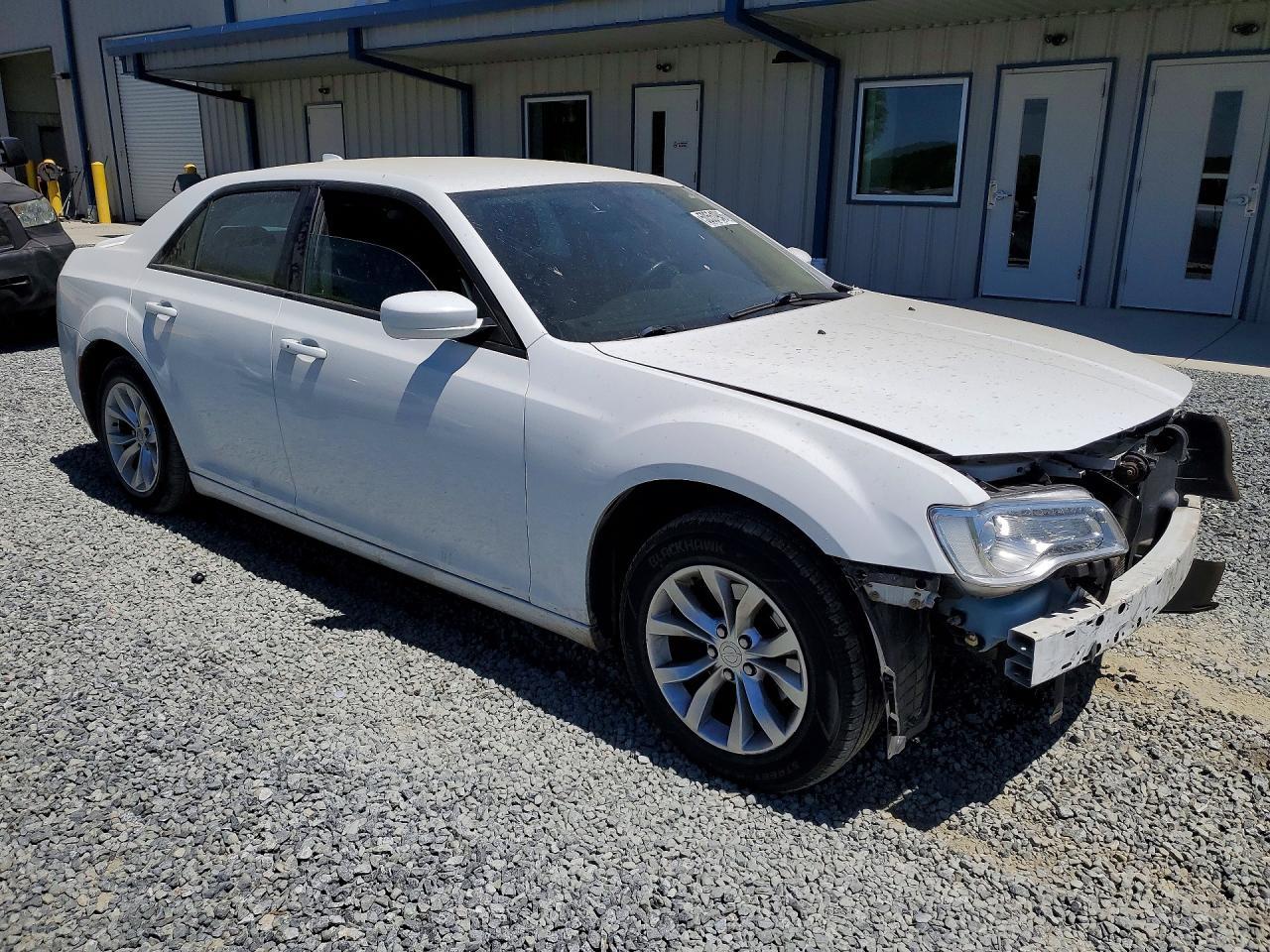 2016 Chrysler 300 Limited - Фото 4