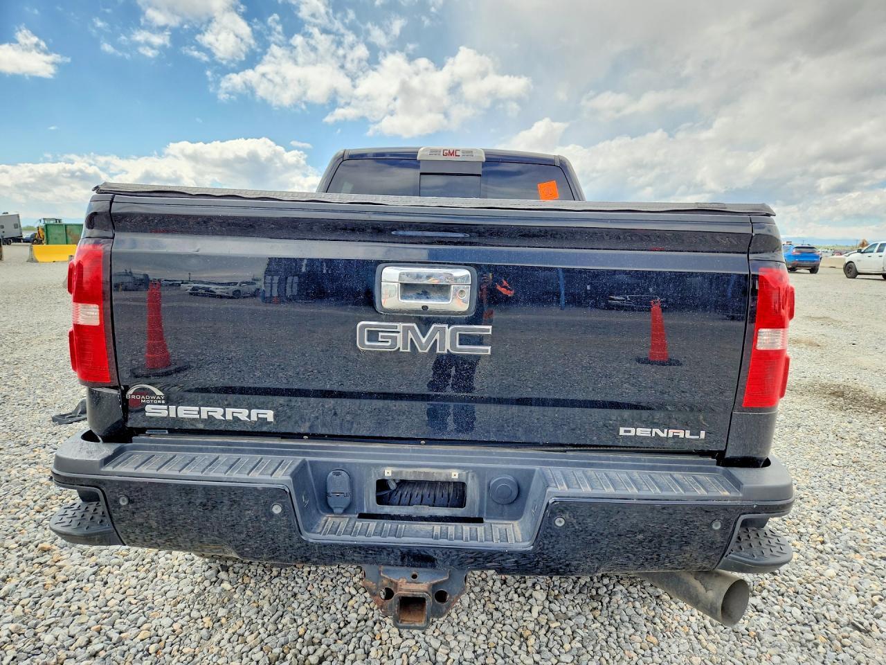 2015 GMC Sierra K2500 Denali - Image 6