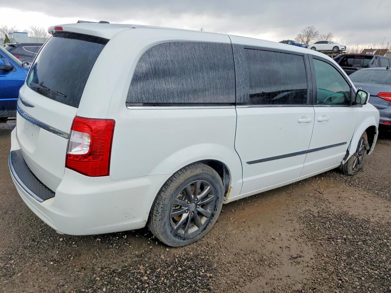 2014 Chrysler Town & Country S - Image 3