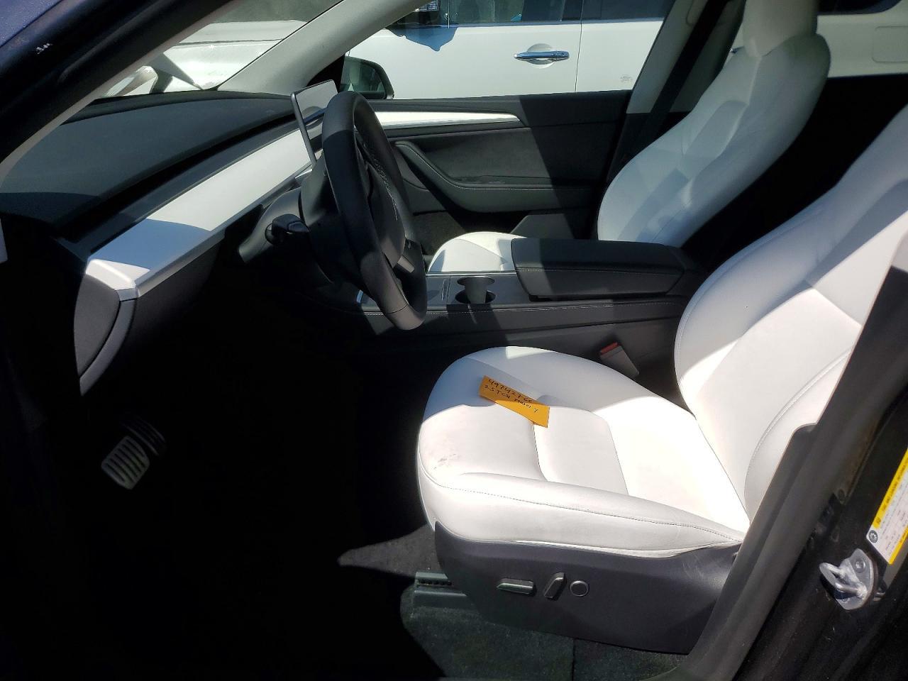 2025 Tesla Model Y - Image 7