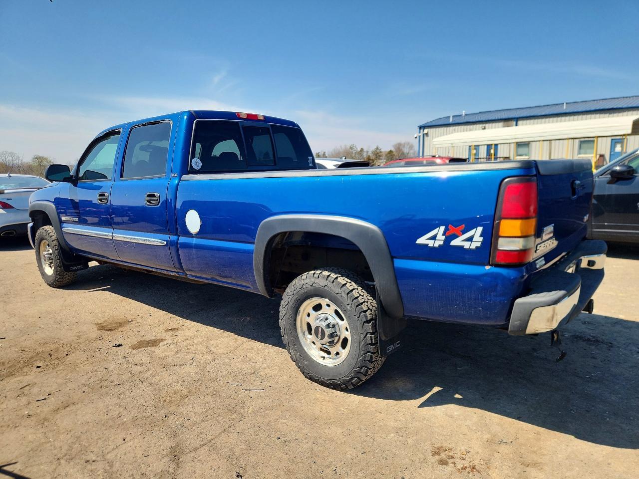 2004 GMC Sierra K2500 Heavy Duty - Image 2