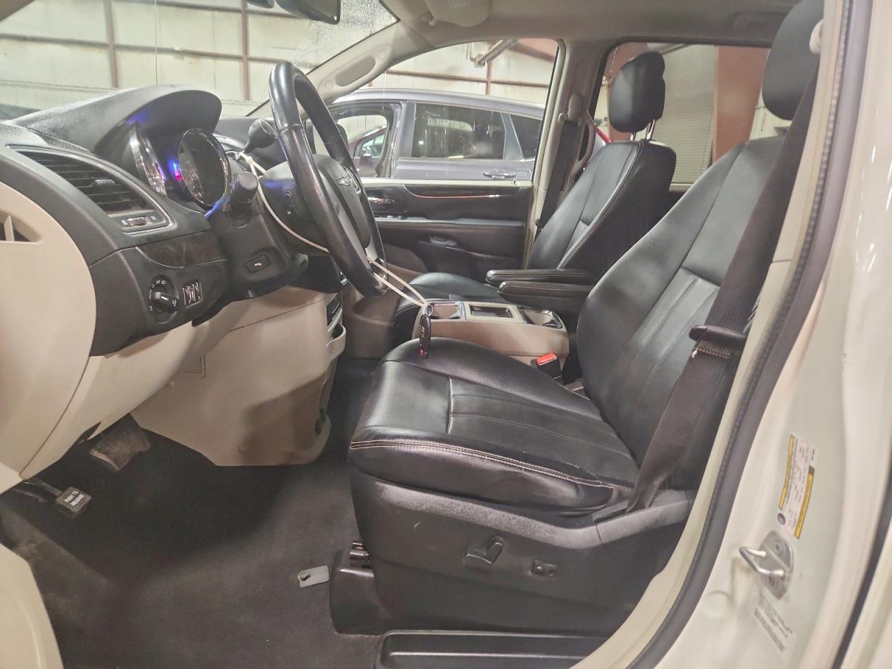 2013 Chrysler Town & Country Touring L - Фото 7