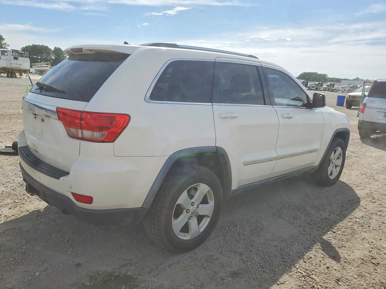 2011 Jeep Grand Cherokee Laredo - Image 3