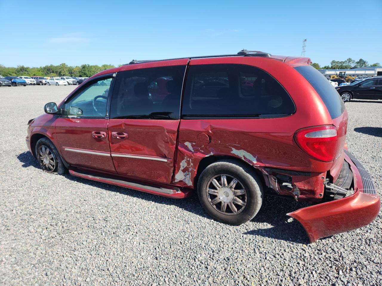 2005 Chrysler Town & Country Touring - Фото 2