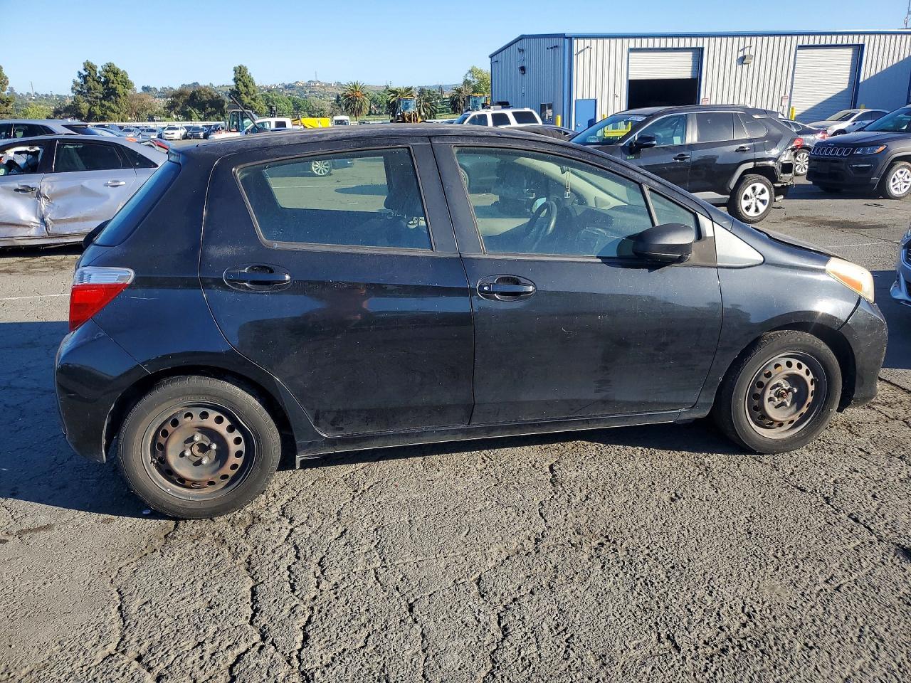2013 Toyota Yaris 5-Door Le - Image 3