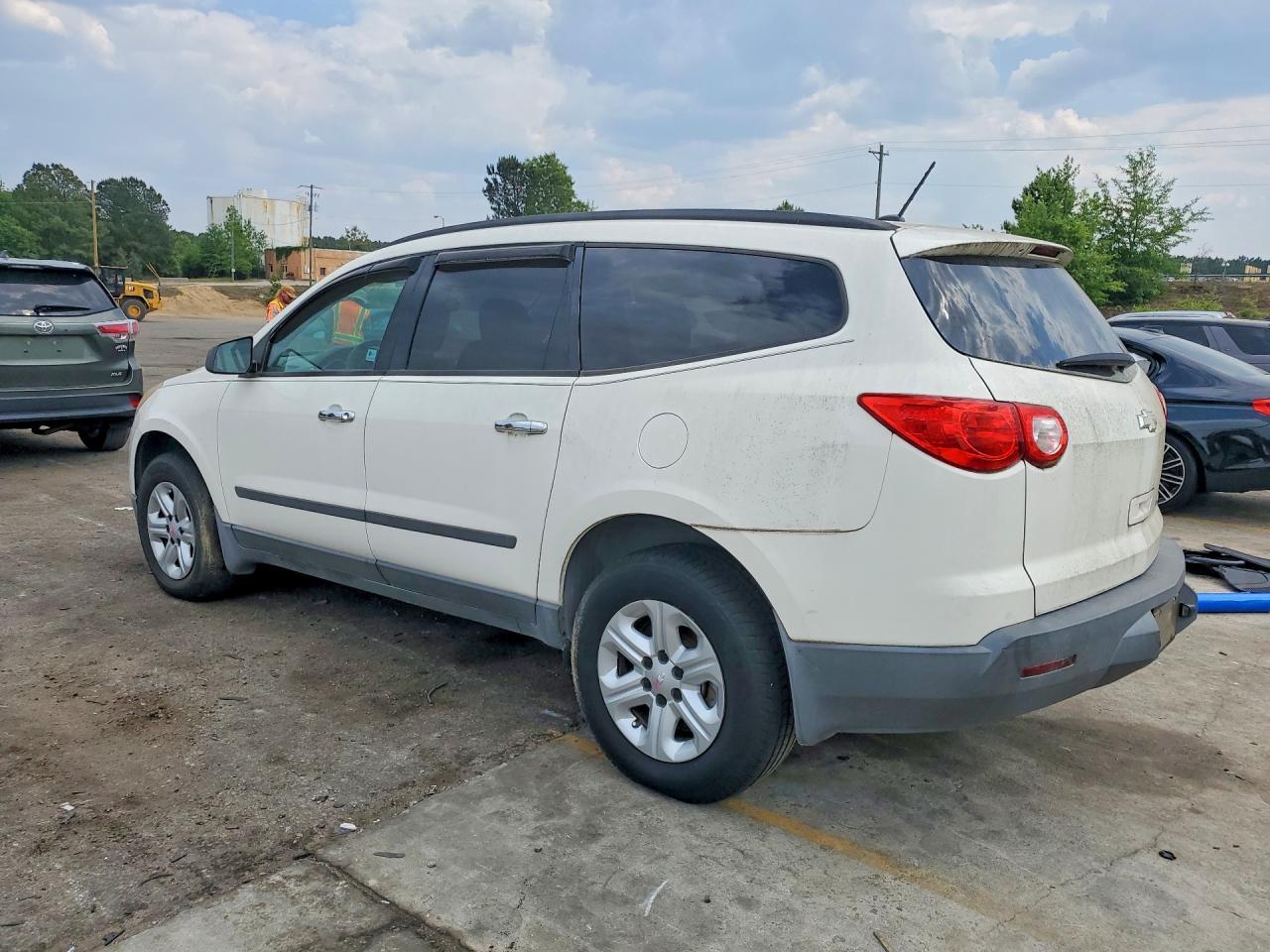 2011 Chevrolet Traverse Ls - Фото 2