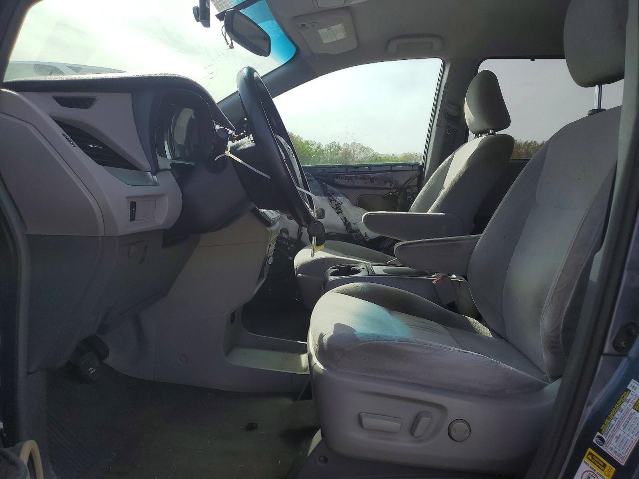 2017 Toyota Sienna Le 7-Passenger - Image 7