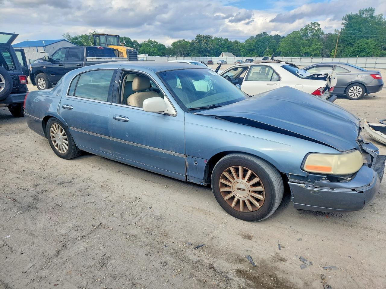 2004 Lincoln Town Car Executive - Image 4