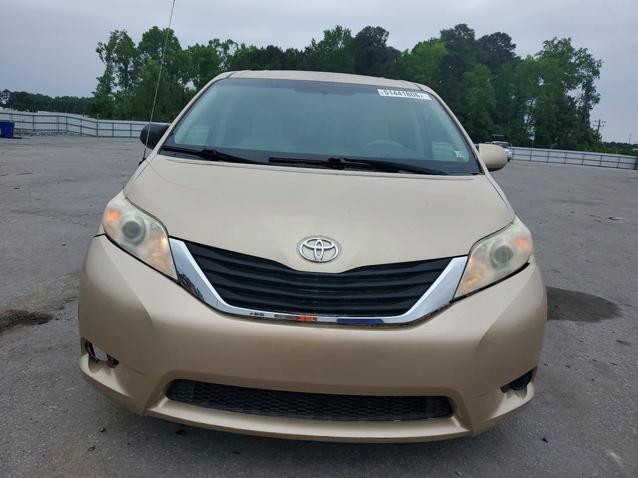 2011 Toyota Sienna Le 7-Passenger - Фото 5