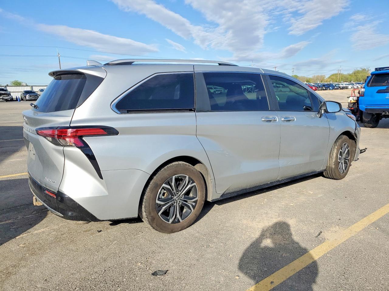 2025 Toyota Sienna Platinum 7-Passenger - Фото 3