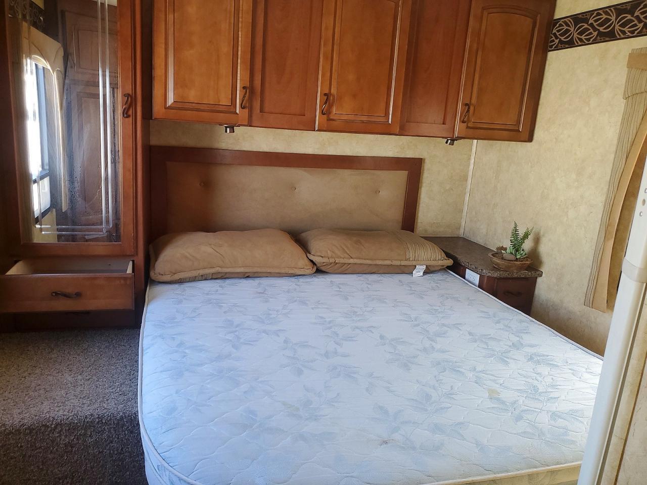 2010 Ford Econoline E450 Super Duty Cutaway Van - Image 6