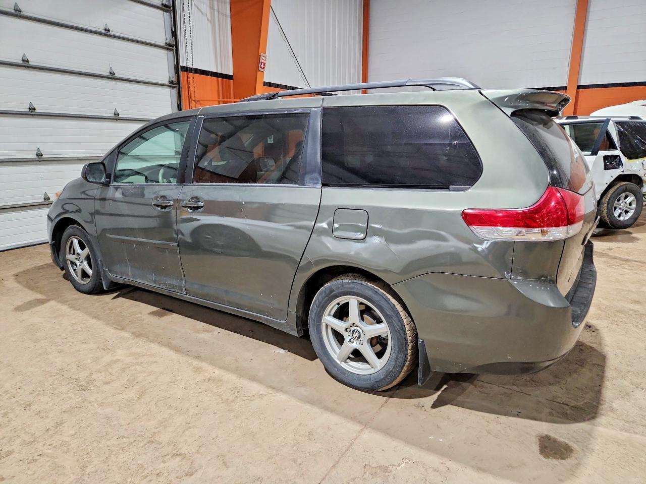 2013 Toyota Sienna Le 8-Passenger - Image 2