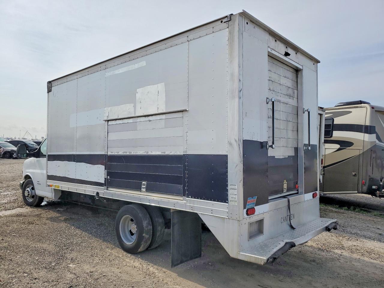 2018 Chevrolet Express Refrigerated Box Truck - Фото 2