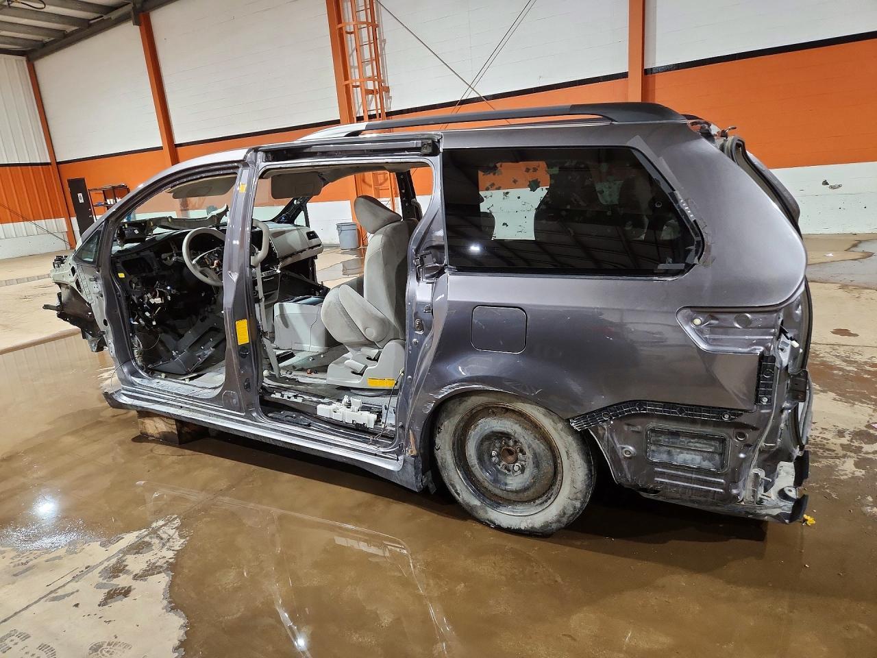2011 Toyota Sienna Le - Фото 2