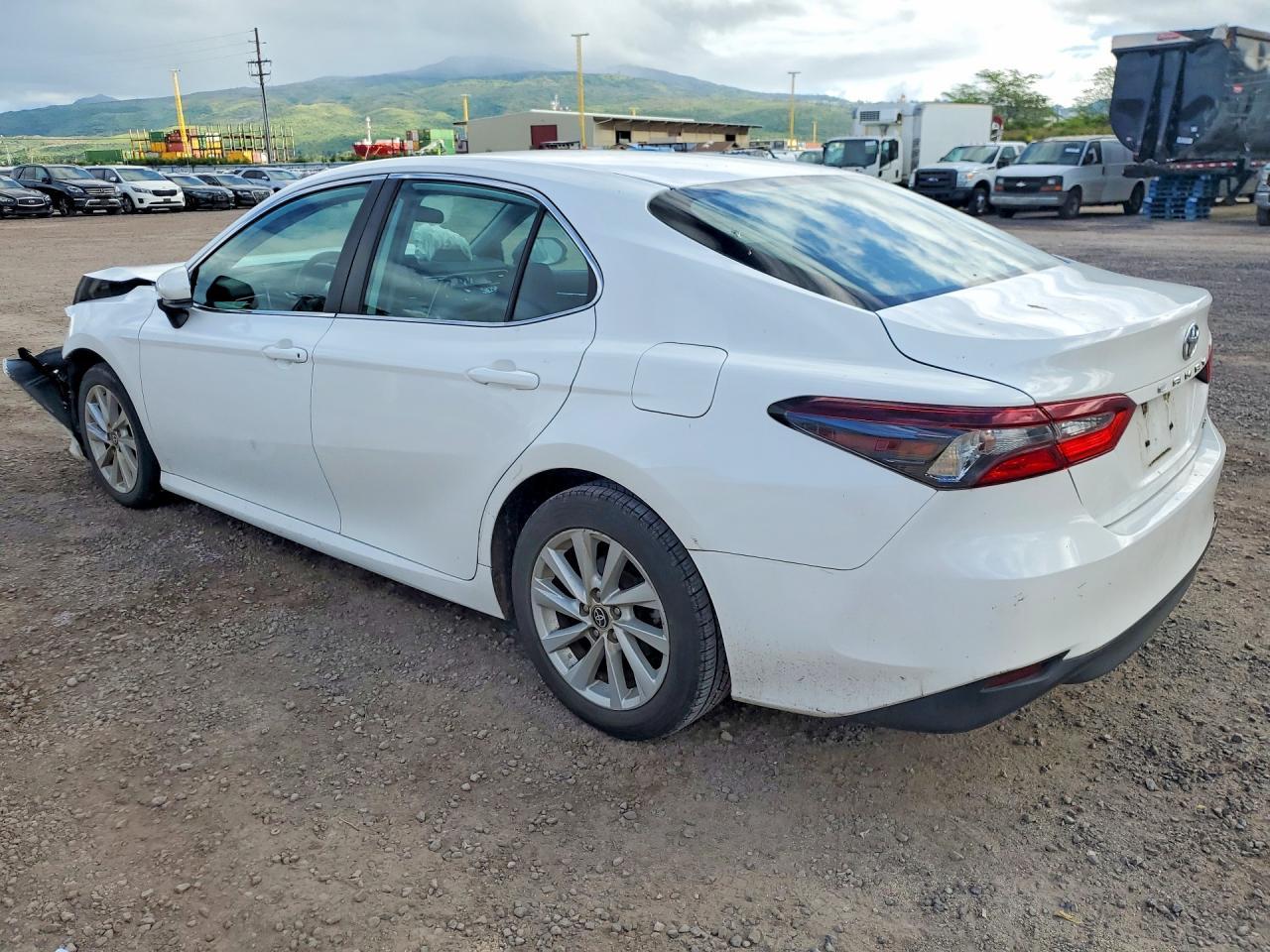 2022 Toyota Camry Le - Фото 2