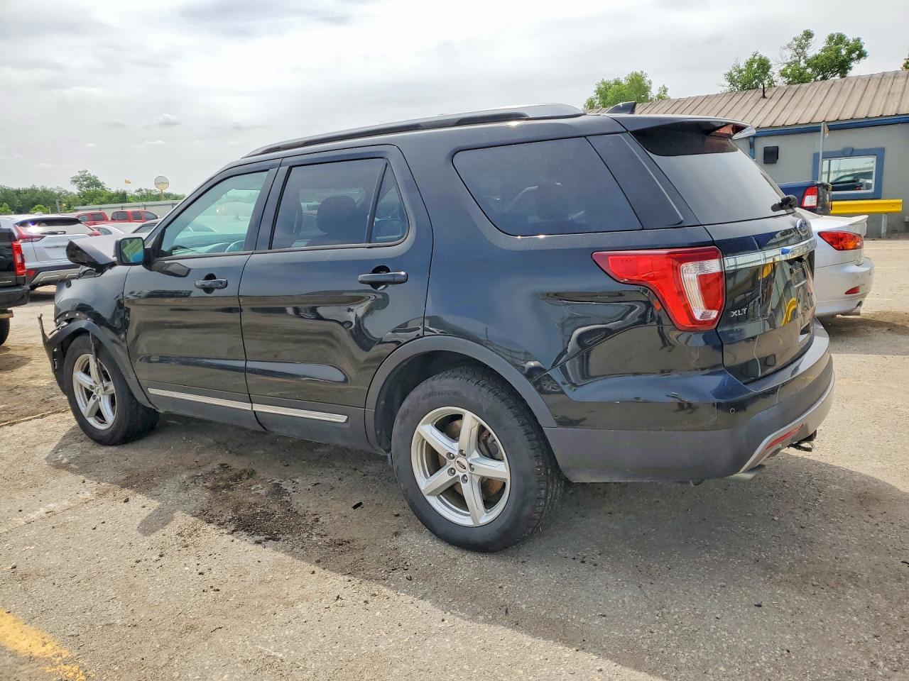 2017 Ford Explorer Xlt - Image 2