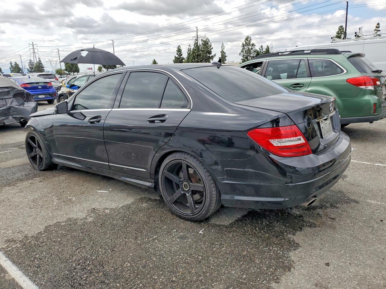 2011 Mercedes-Benz C 300 - Фото 2