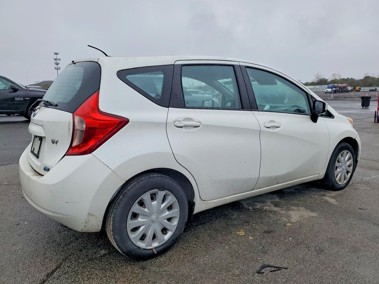 2015 Nissan Versa - Фото 3