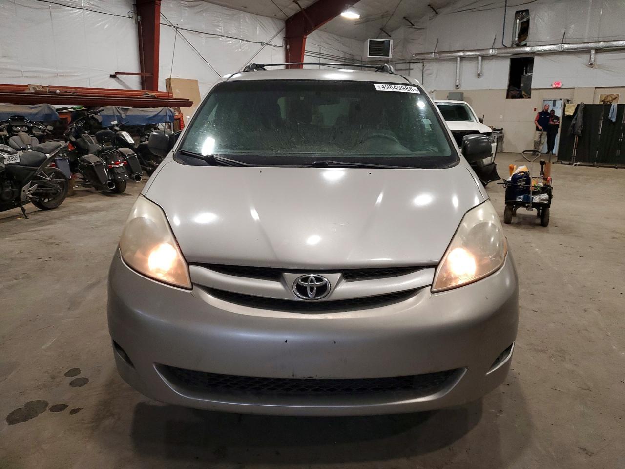 2010 Toyota Sienna Le 7-Passenger - Фото 5