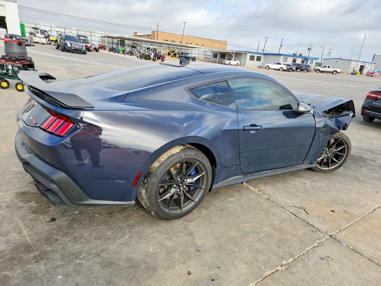 2025 Ford Mustang Dark Horse - Фото 3
