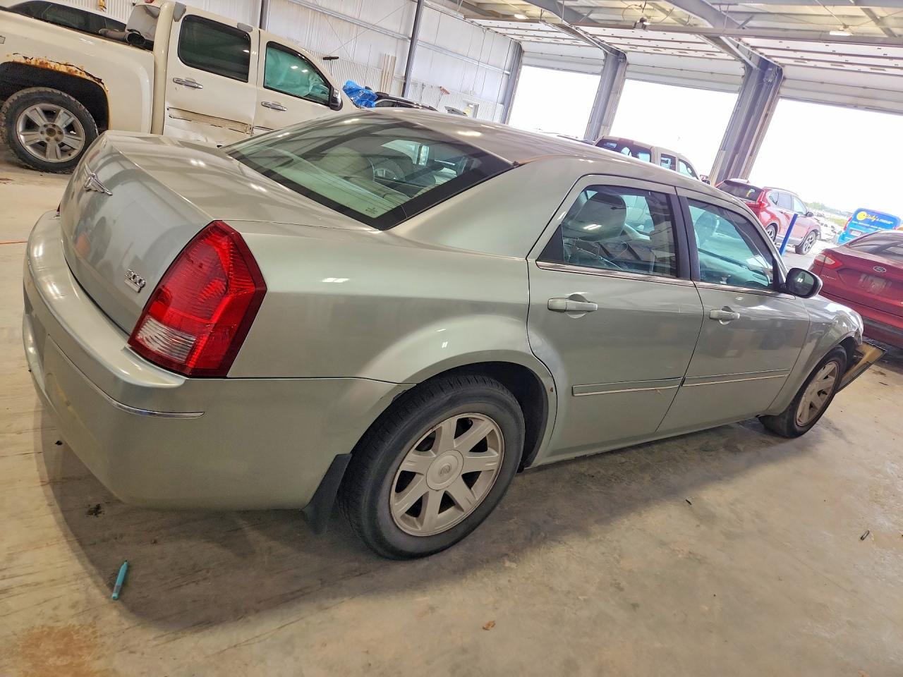 2005 Chrysler 300 Touring - Image 3