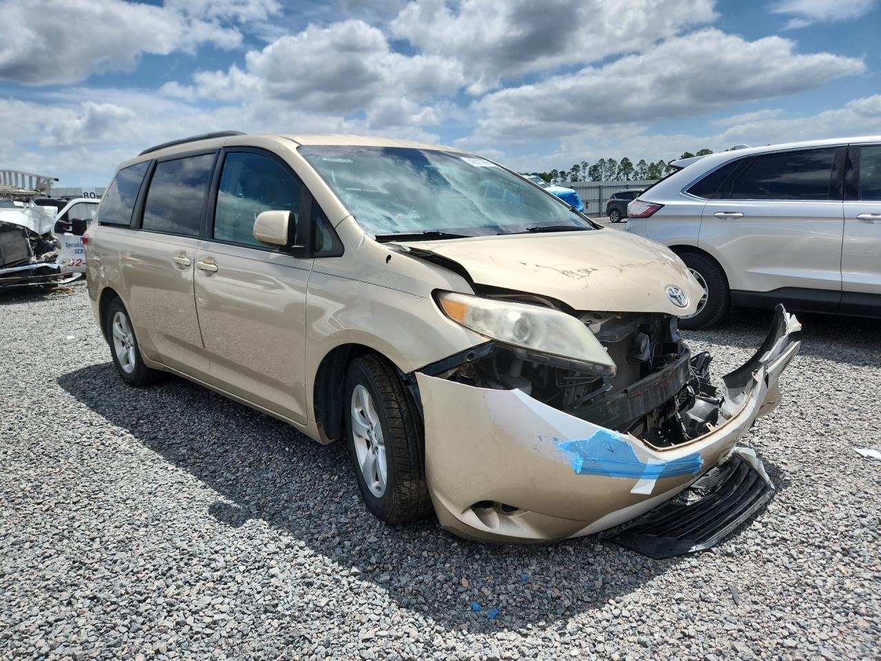 2012 Toyota Sienna Le - Image 4
