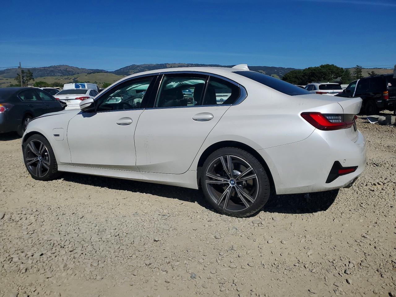 2022 BMW 330E - Фото 2