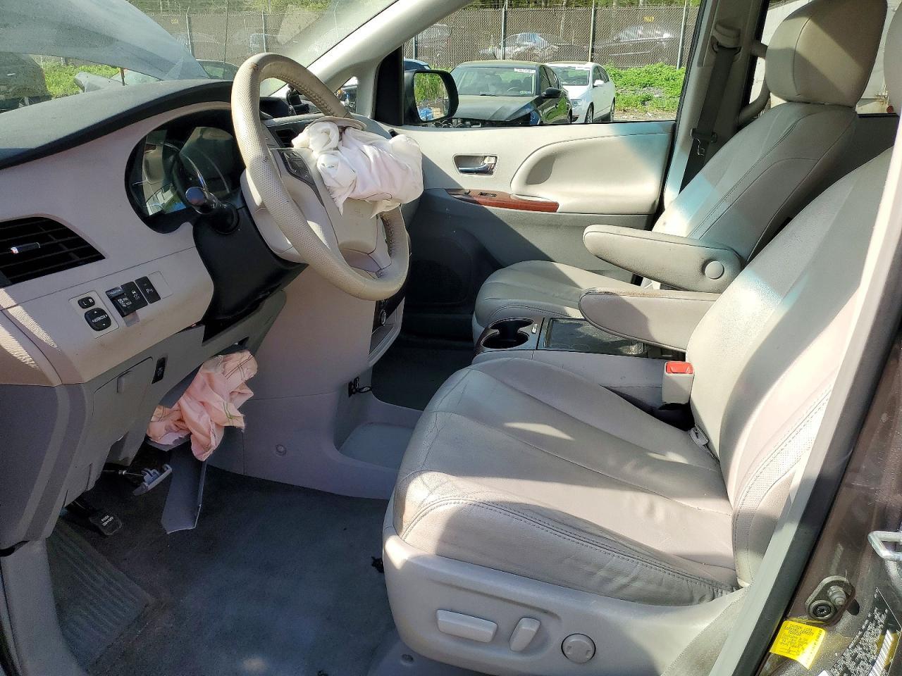 2012 Toyota Sienna Xle 8-Passenger - Фото 7