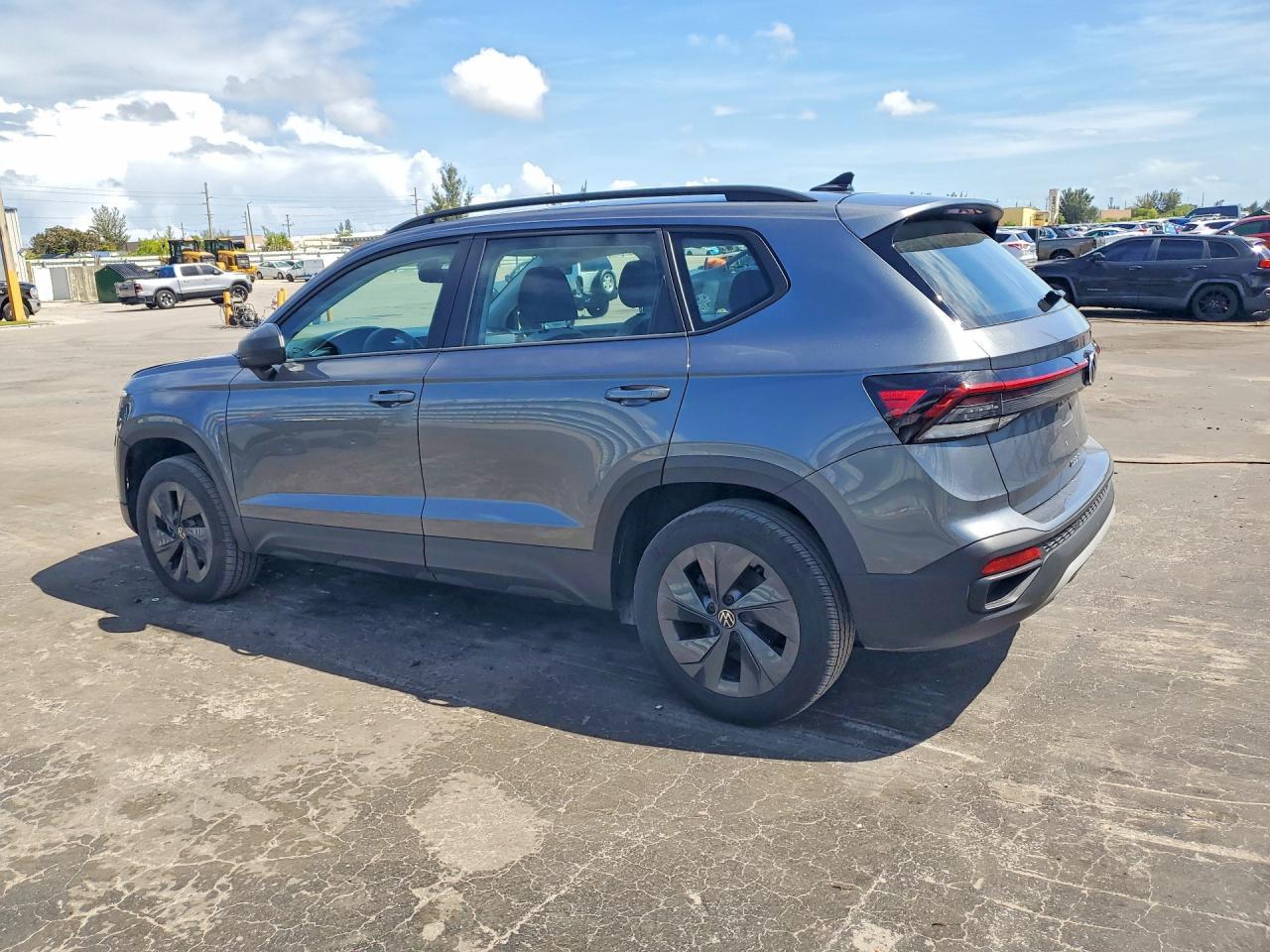 2025 Volkswagen Taos - Фото 2
