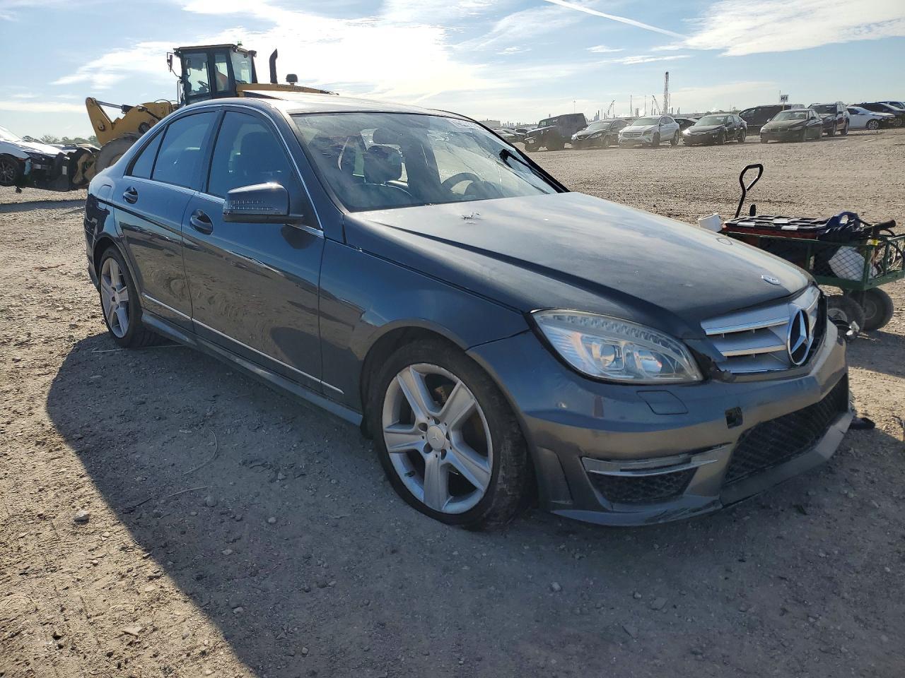 2010 Mercedes-Benz C 300 - Фото 4