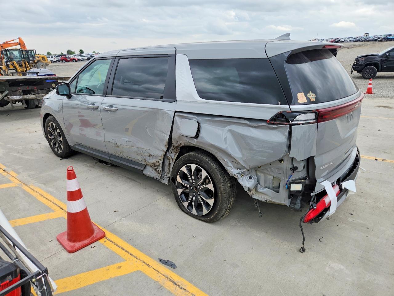 2024 Kia Carnival Ex - Image 2