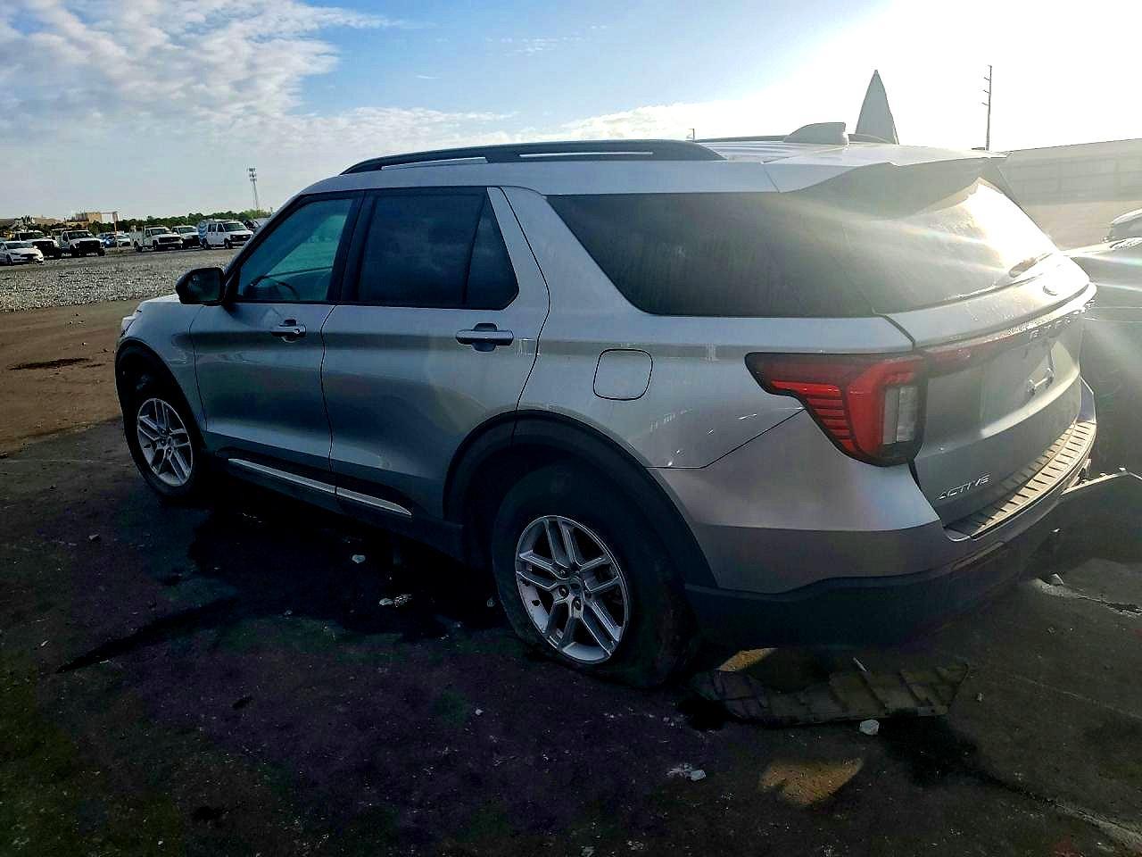 2025 Ford Explorer Active - Image 2