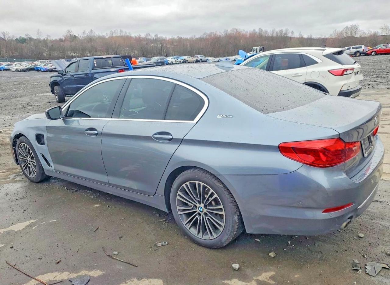2019 BMW 530Xe - Image 2
