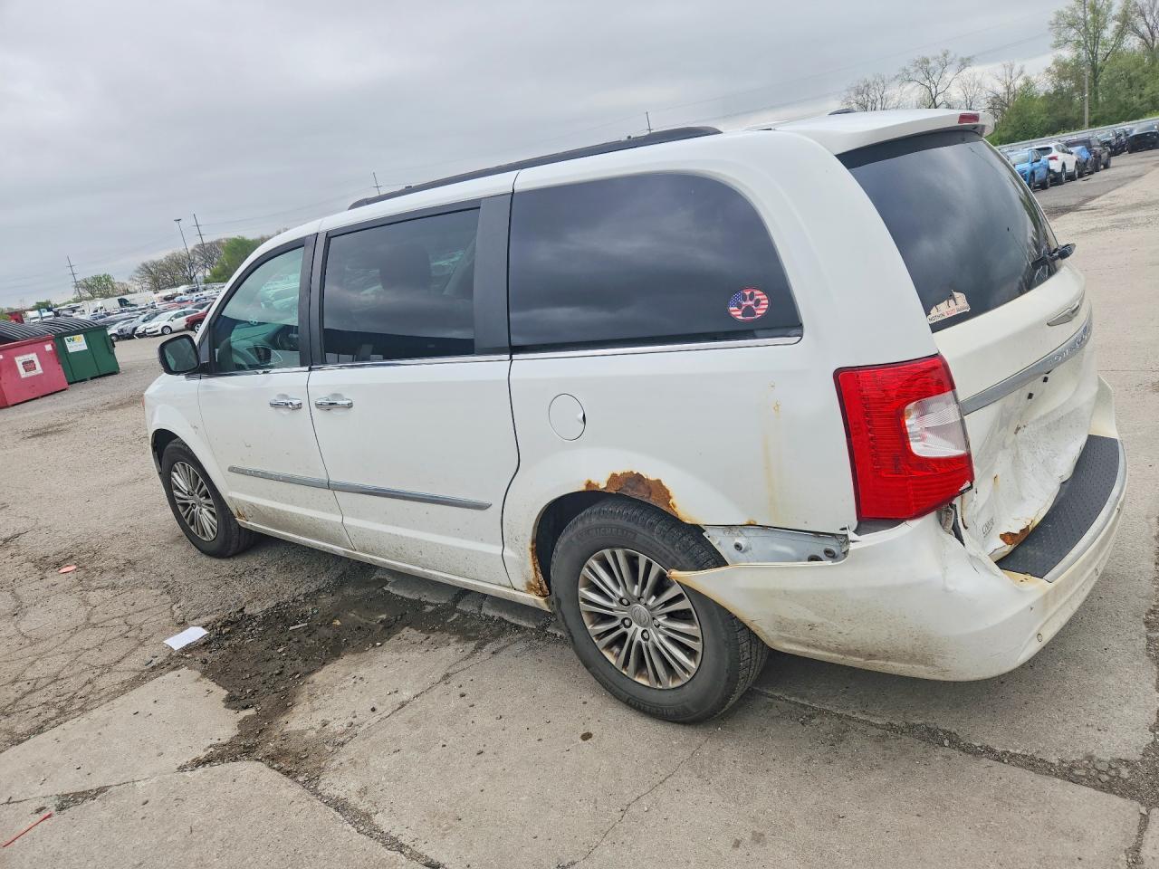 2013 Chrysler Town & Country Touring L - Фото 2