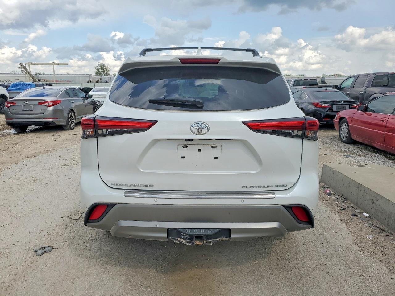2022 Toyota Highlander Platinum - Image 6