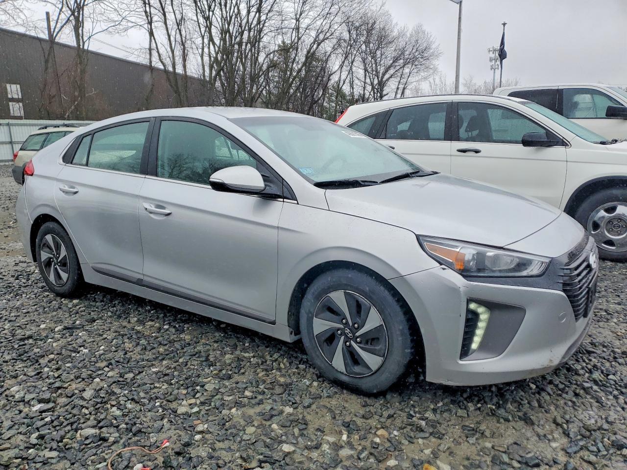 2017 Hyundai Ioniq Hybrid Sel - Image 4