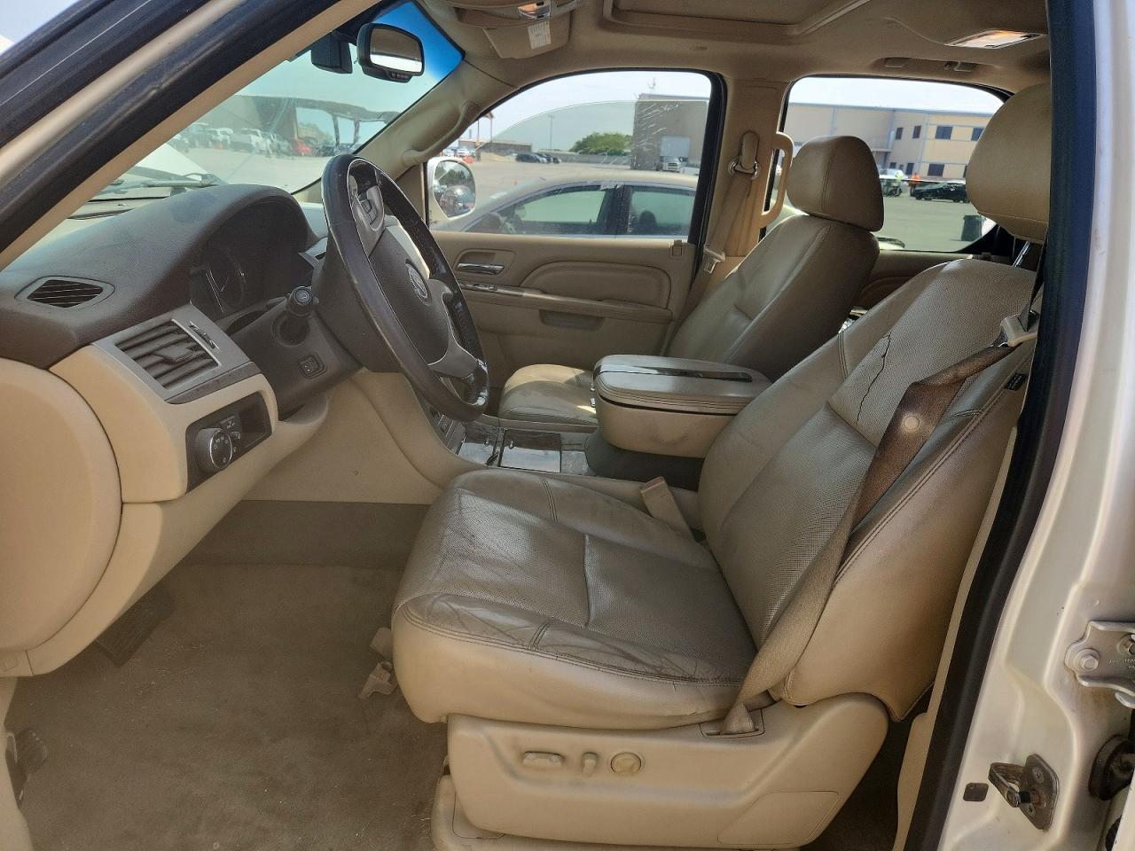 2011 Cadillac Escalade Luxury - Image 7