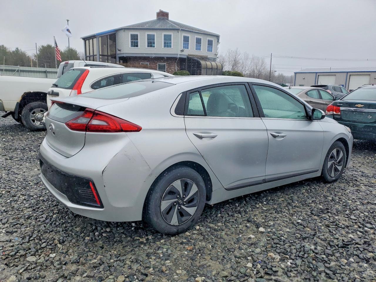 2017 Hyundai Ioniq Hybrid Sel - Image 3