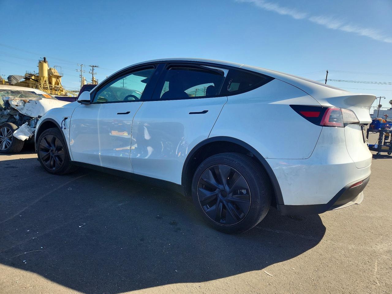 2025 Tesla Model Y - Фото 2