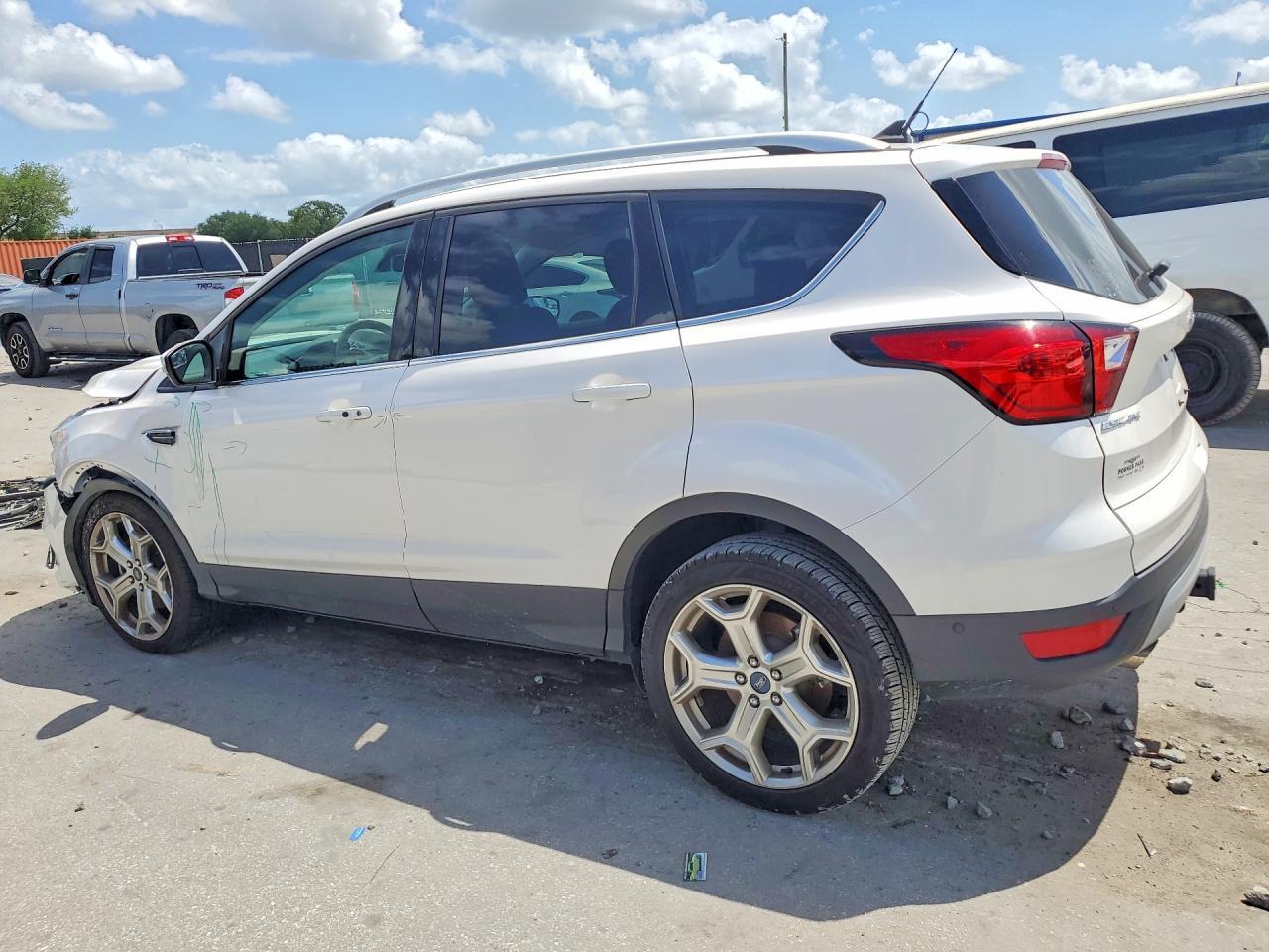 2019 Ford Escape Titanium - Фото 2