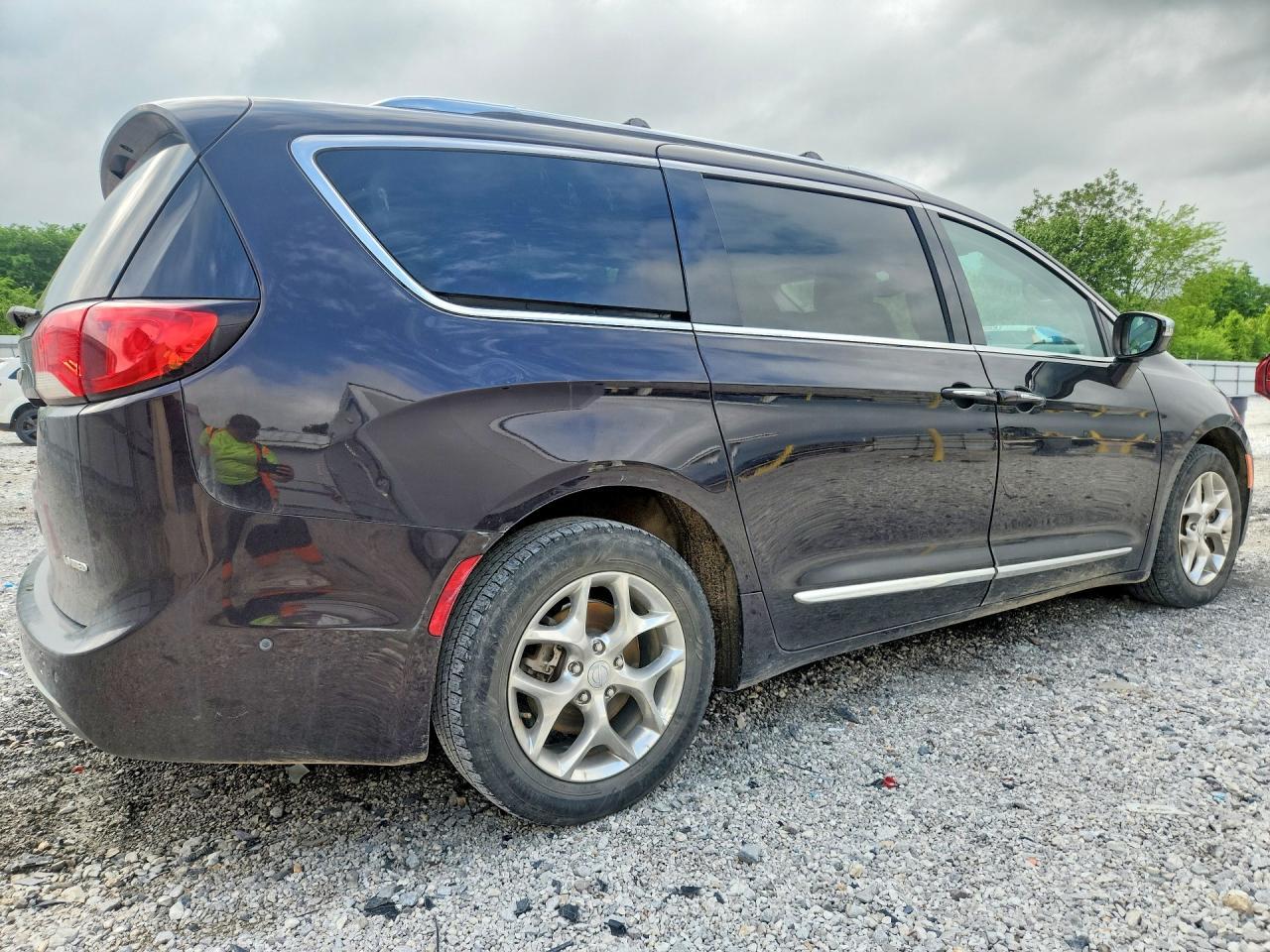 2017 Chrysler Pacifica Limited - Image 3