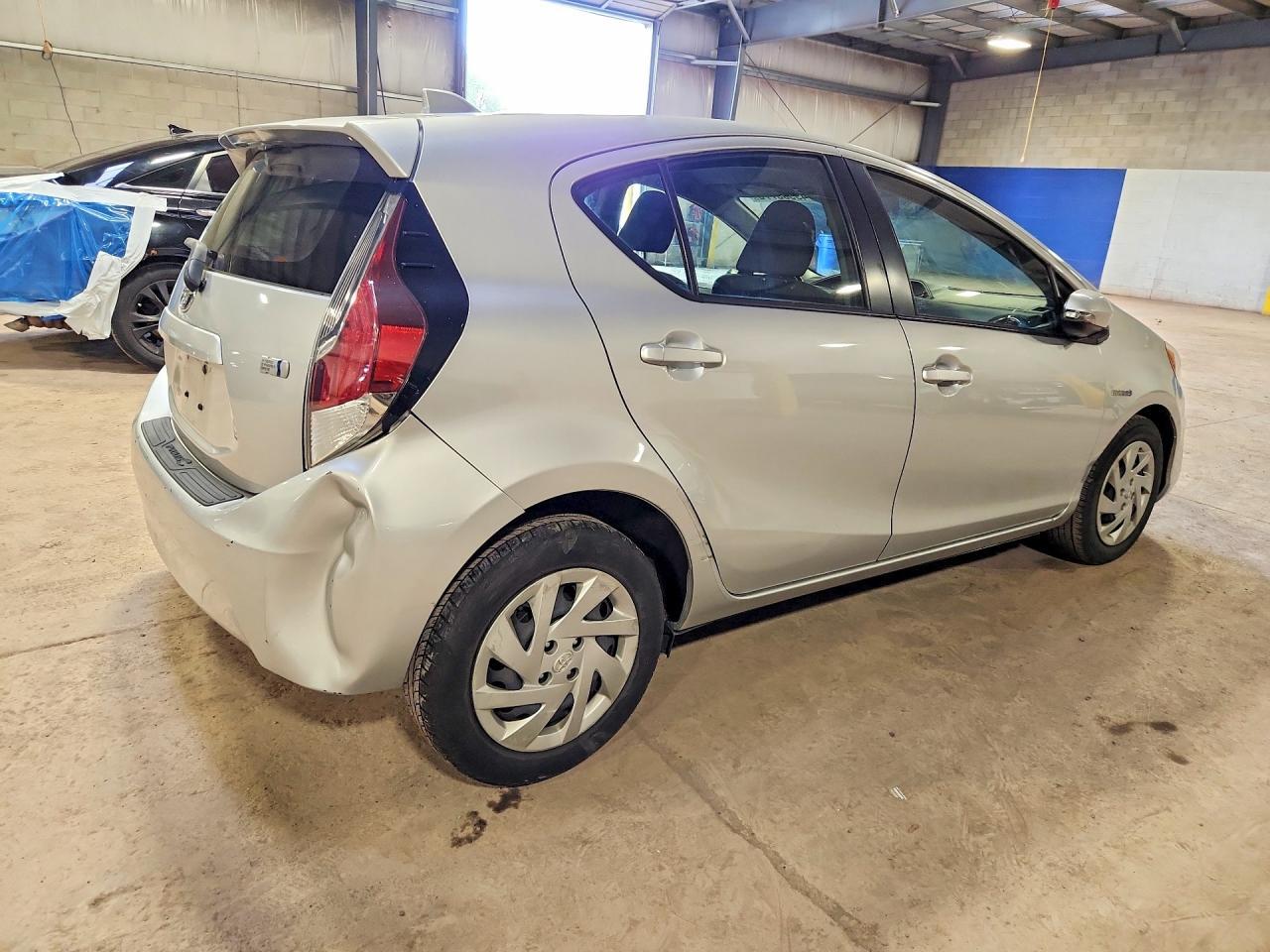 2015 Toyota Prius C Three - Фото 3