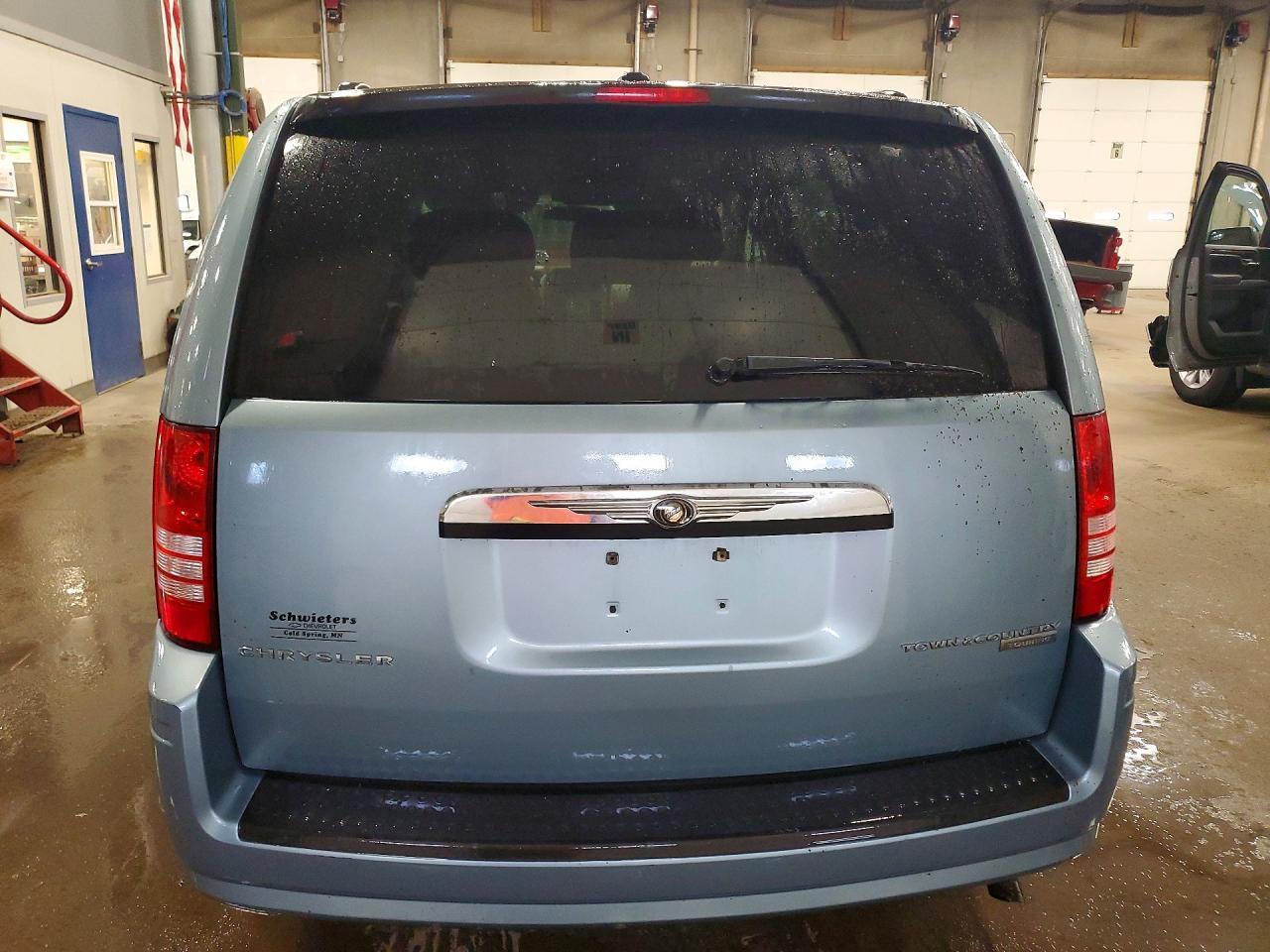 2010 Chrysler Town & Country Touring - Фото 6